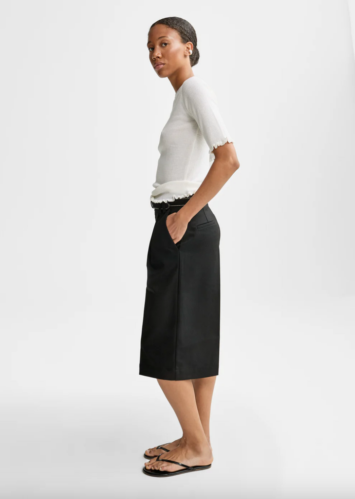 Christian Aks svart shorts - på modell fra siden