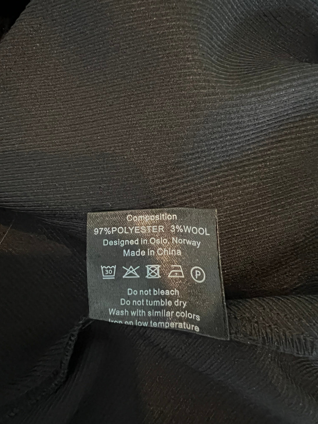Christian Aks svart shorts - detaljbilde