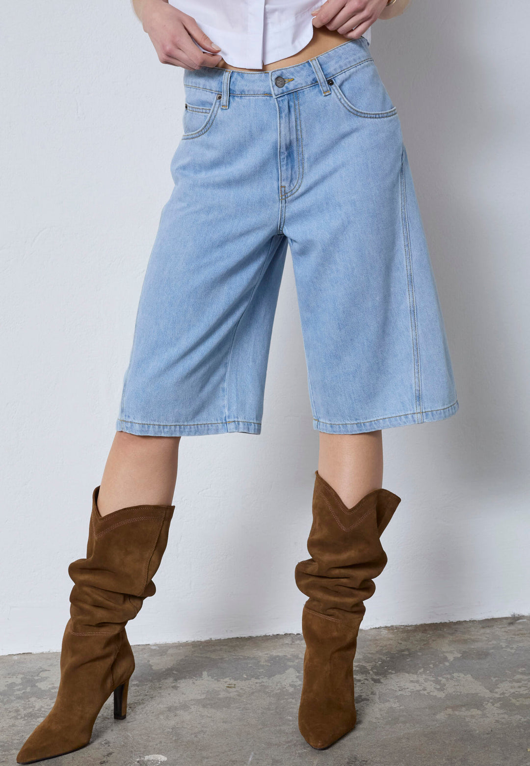 Co'couture lys blå shorts - på modell forfra