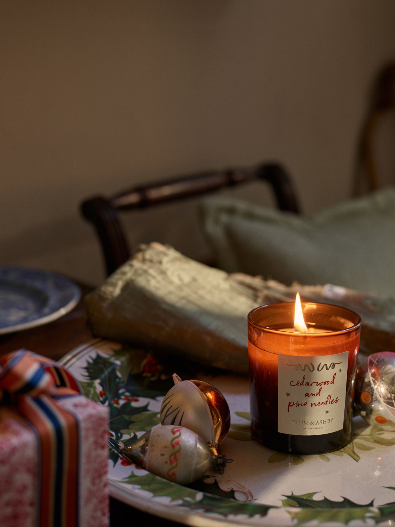 Cedarwood & Pine Needles Candle fra Plum & Ashby - bilde 3