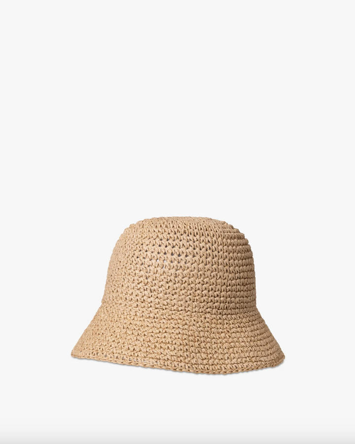 Heklet bucket-hatt i naturlig raffia med nedadslående brem, sidevinkel på lys bakgrunn