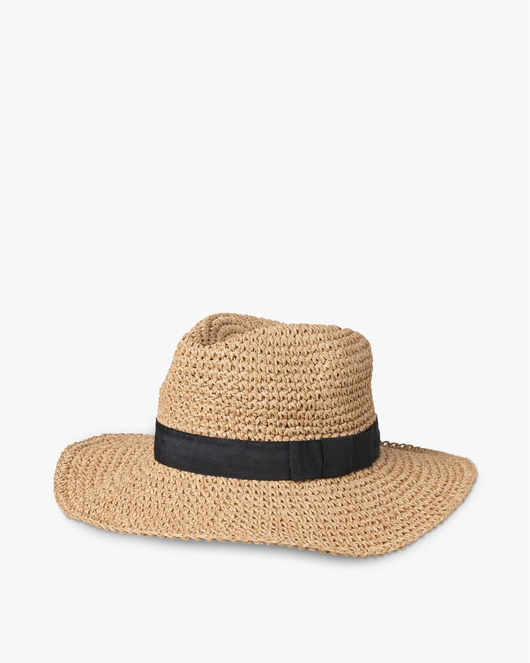 Bredbremmet raffia-hatt i starfish beige med svart grosgrain-bånd, sidevinkel på hvit bakgrunn