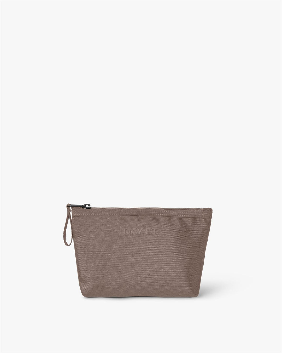 Taupe-brun toalettveske med DAY ET-logo og glidelås, frontsett på hvit bakgrunn