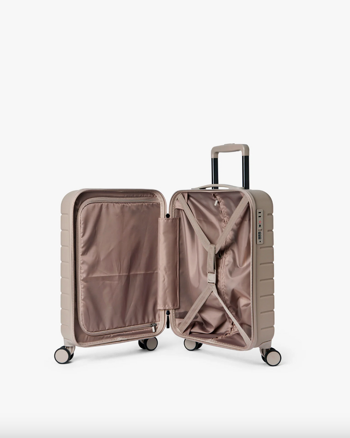 Åpen moon rock koffert viser beige satin-foret interiør med stropper, lommer og skillevegg