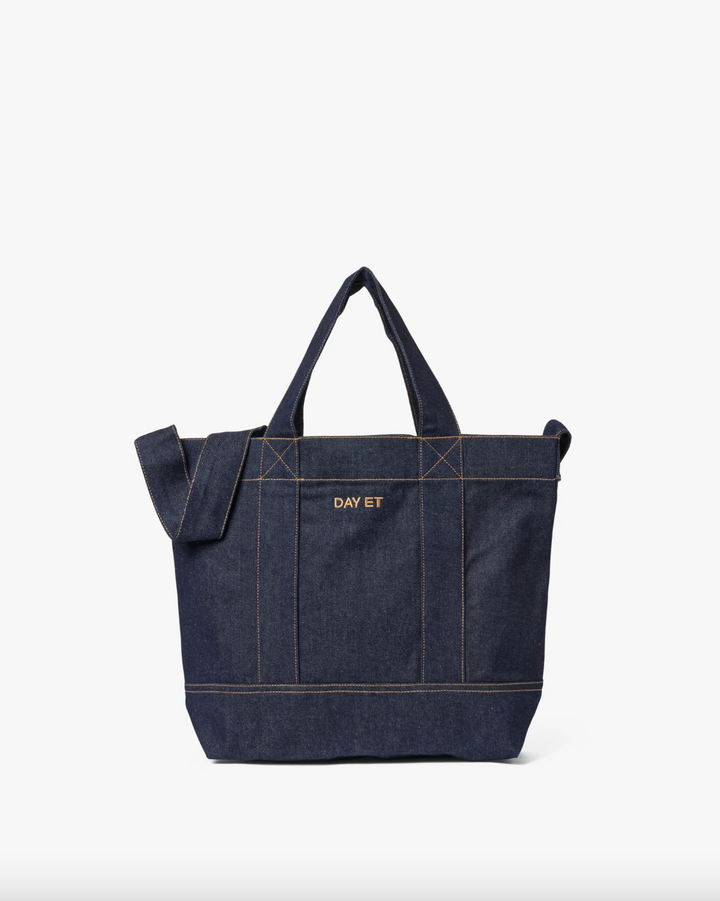 Mørk denim tote-veske med crossbody-rem og DAY ET-logo, frontsett på lys bakgrunn