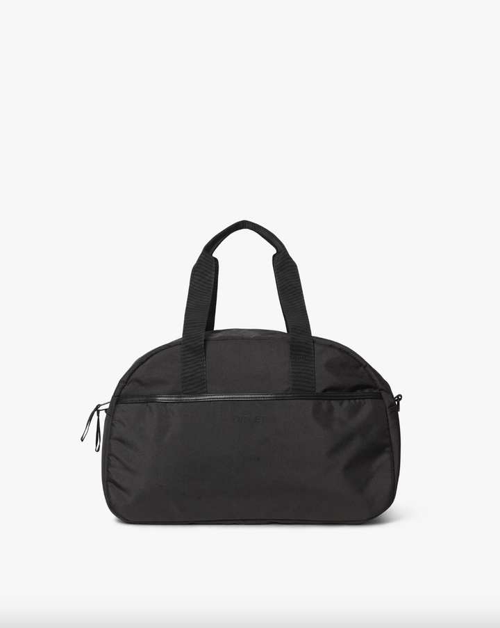 Svart duffelbag med doble håndtak og glidelås, frontsett på lys bakgrunn