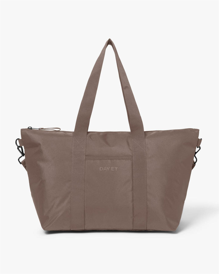 Major brown tote-bag med DAY ET logo, to brede skulderreimer og justerbare sidestropper, frontsett på hvit bakgrunn
