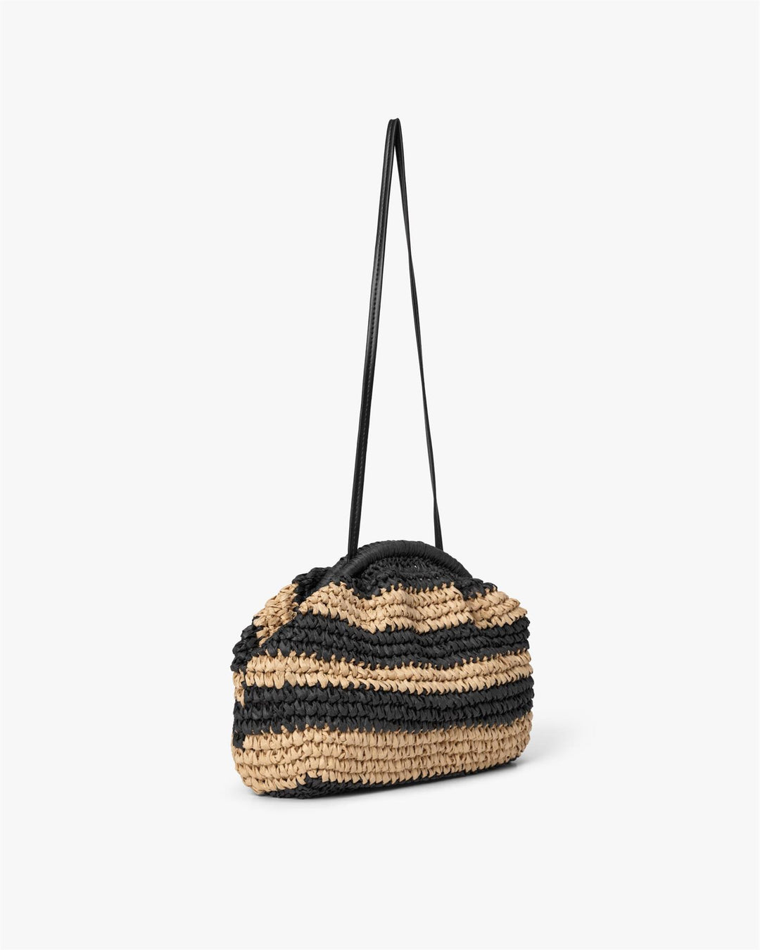 Heklet clutch-veske i naturfarget og svart raffia med horisontale striper, hengende på lang skulderrem