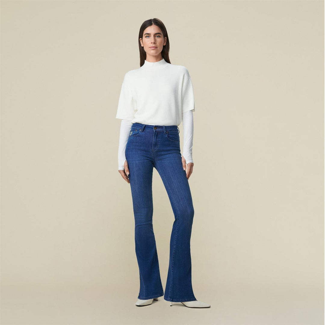 Lois blå bukse jeans - på modell 2