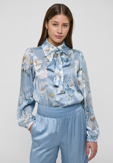 Dea Kudibal lyseblå bluse - på modell forfra