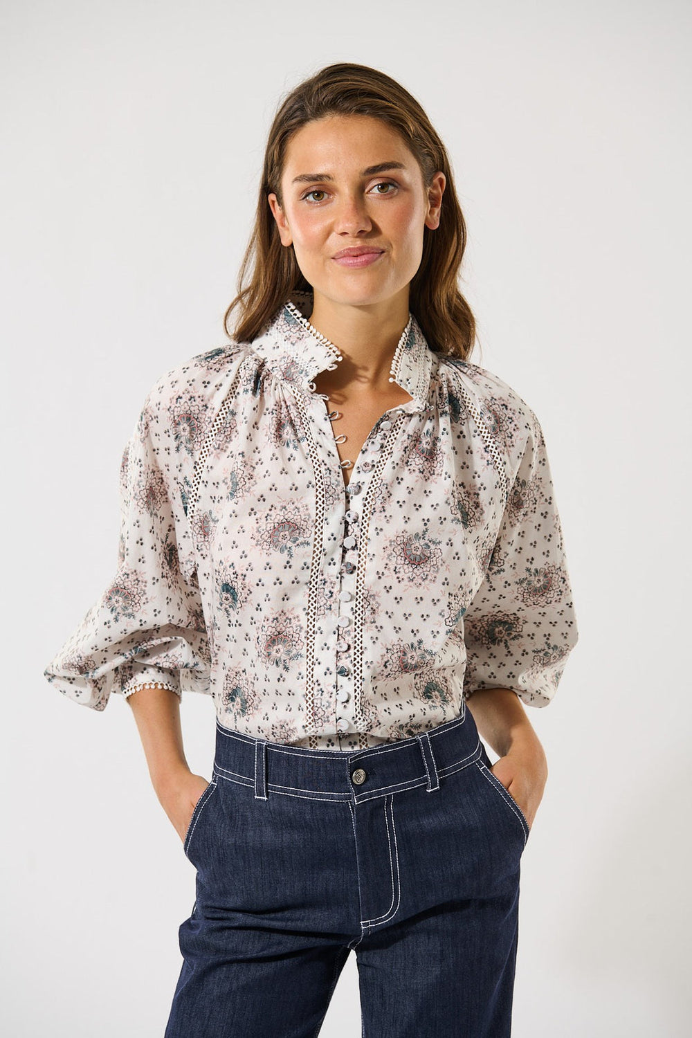 Dea Kudibal kremet bluse - på modell forfra