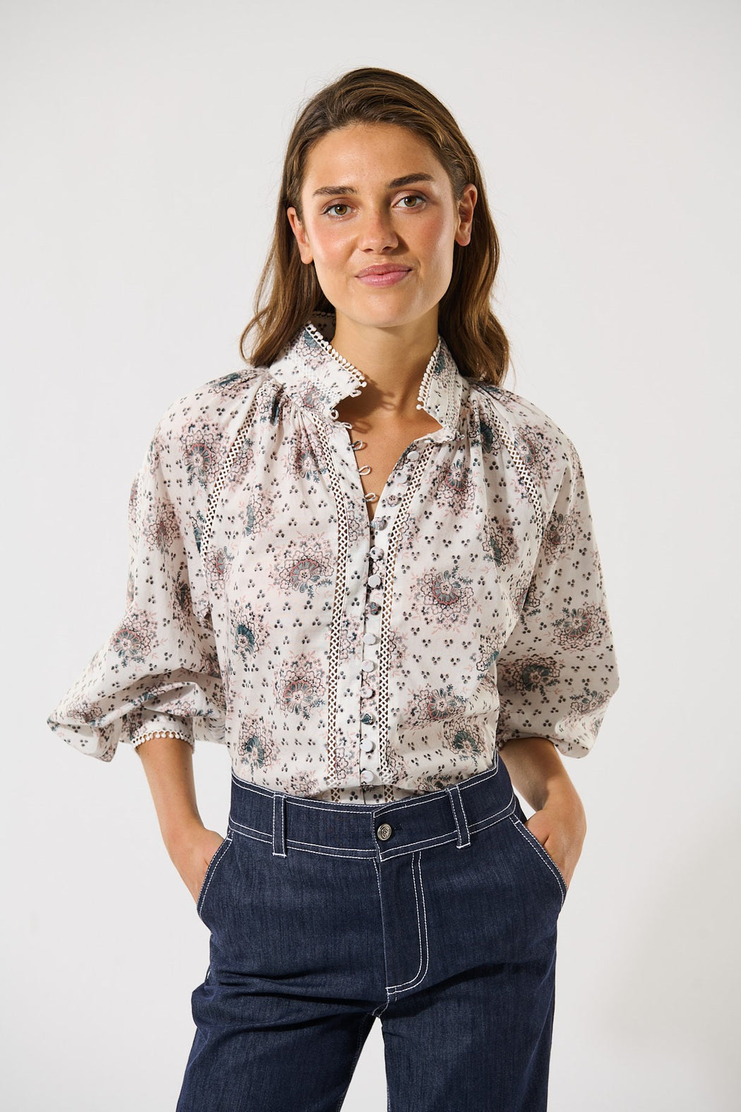 Dea Kudibal kremet bluse - på modell forfra