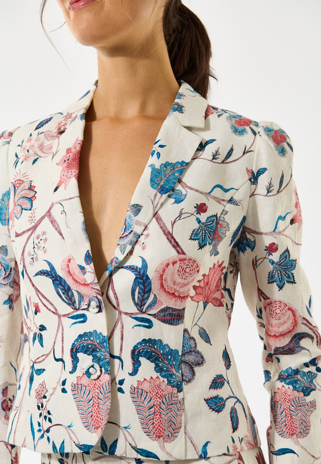 Dea Kudibal hvit jakke blazer - på modell forfra