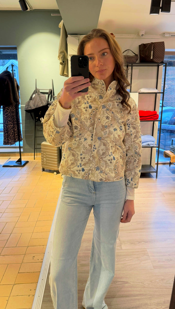 Dea Kudibal beige jakke - på modell forfra