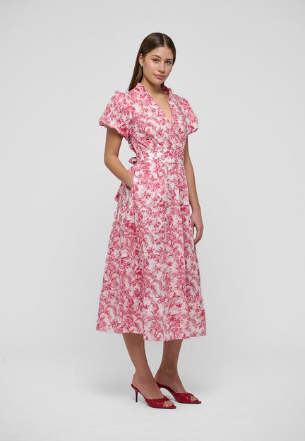 Rød og hvit blomstret midi-kjole med puffærmer og bindebelte, helfigur frontsett på modell