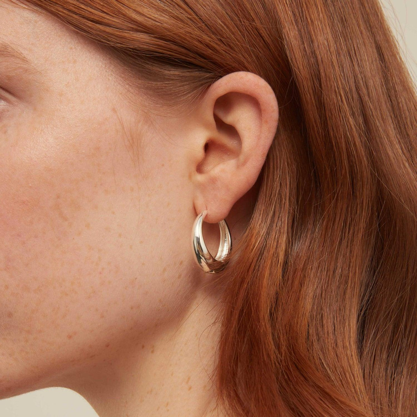 Large Tapered Hoop Earrings fra Orelia - bilde 2