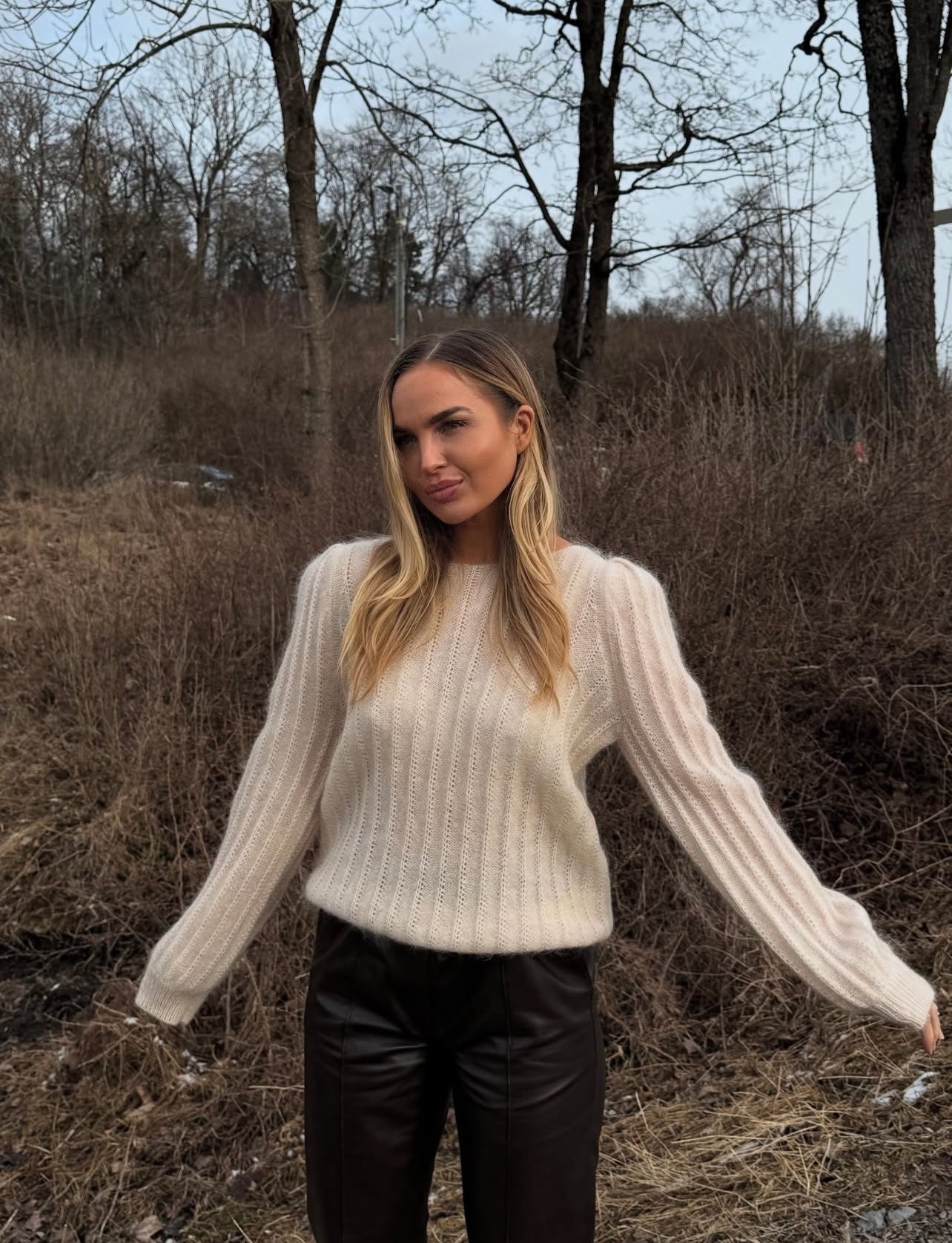 Wavy Sweater, Winter White fra DEAR DHARMA hos Tråkk Inn