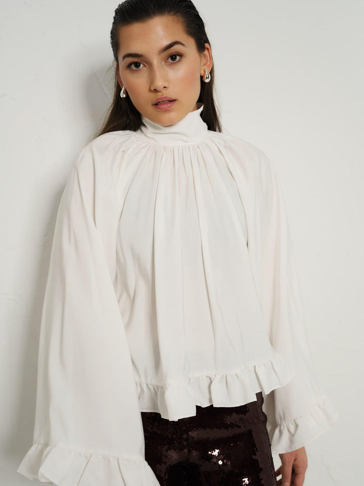 Ella &amp; il offwhite bluse - på modell forfra