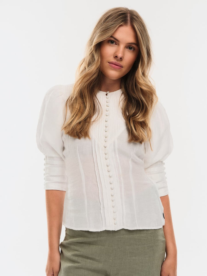 Ella &amp; il hvit bluse - på modell forfra