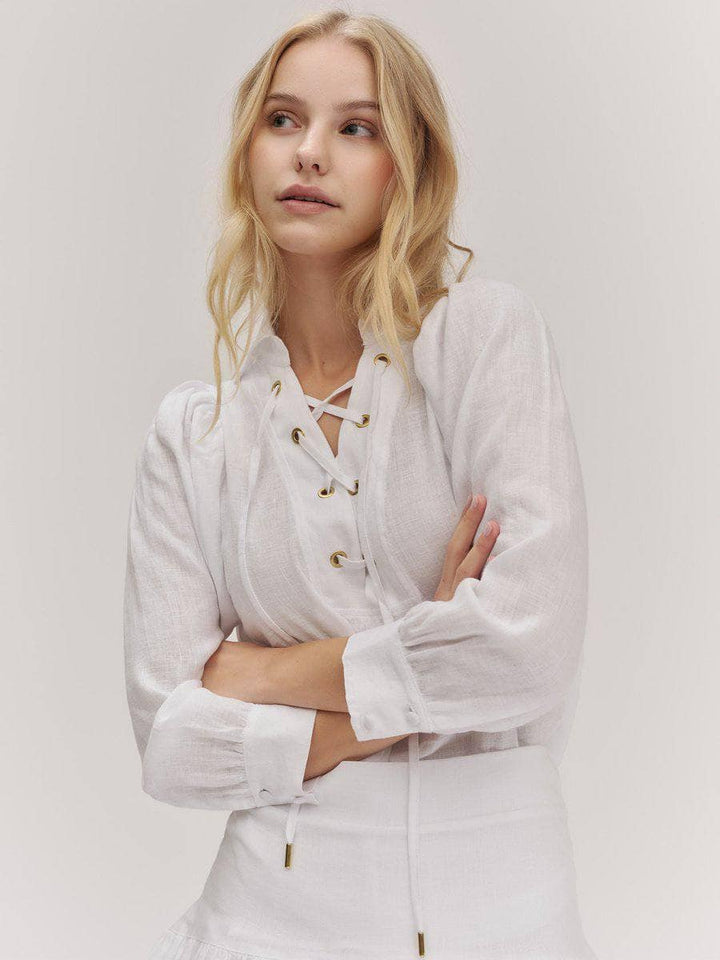 Ella &amp; il hvit bluse - på modell