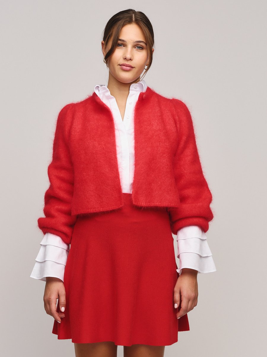 Ella & il knallrød cardigan - på modell forfra