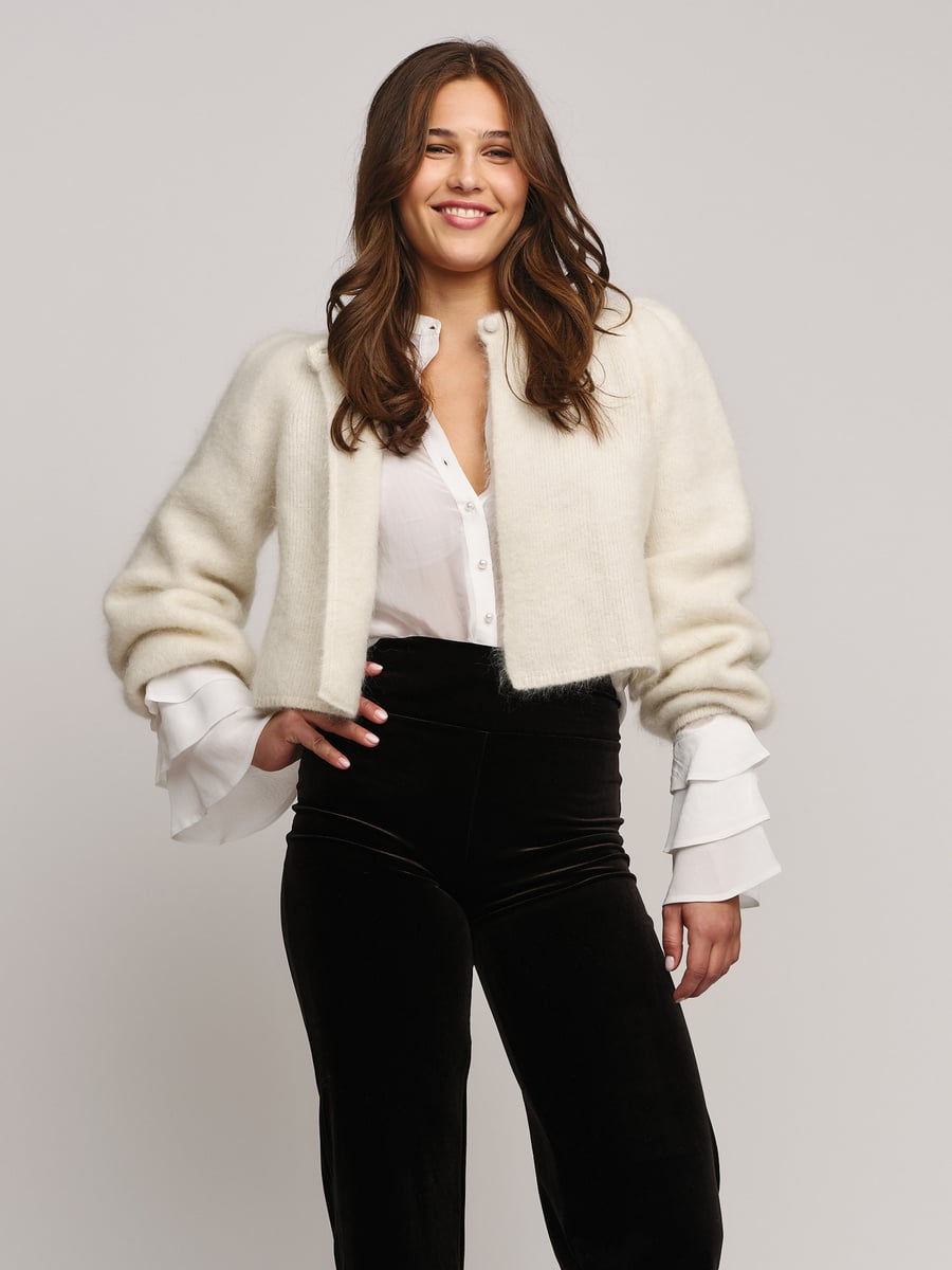 Ella &amp; il hvit cardigan - på modell forfra