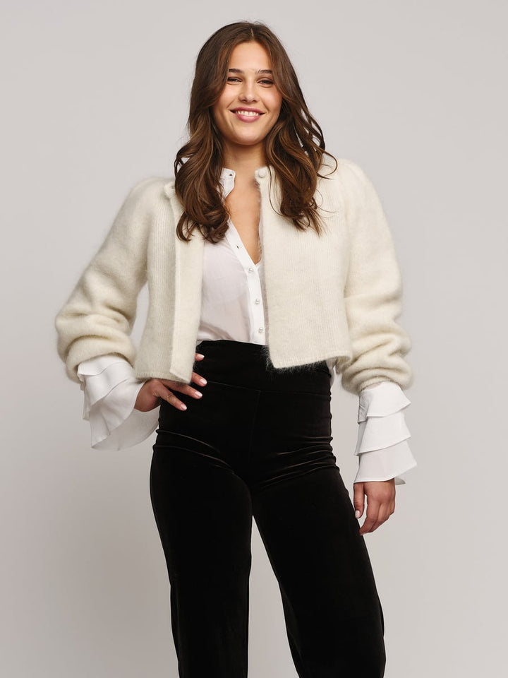 Ella &amp; il hvit cardigan - på modell forfra