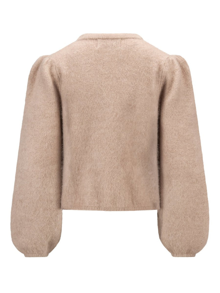 Bakside av hazel beige cardigan med chunky strikk, ballongermer og ribbet kant