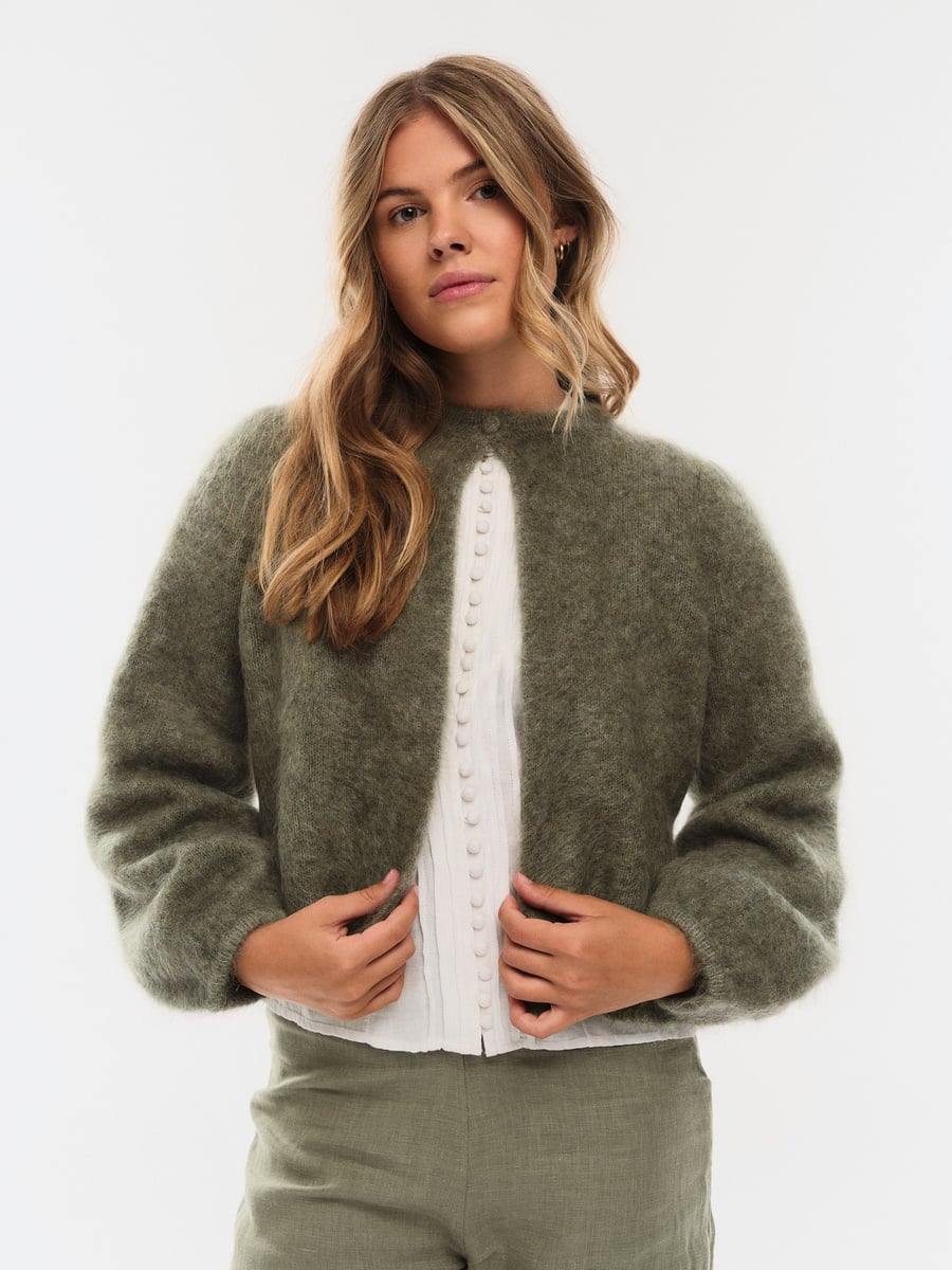 Ella &amp; il salvie grønn cardigan - på modell forfra