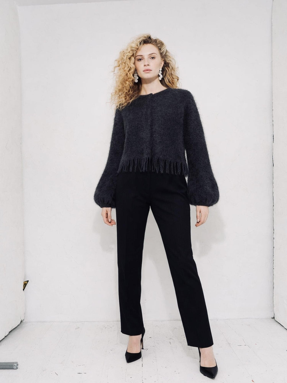 Ella & il svart cardigan - på modell forfra