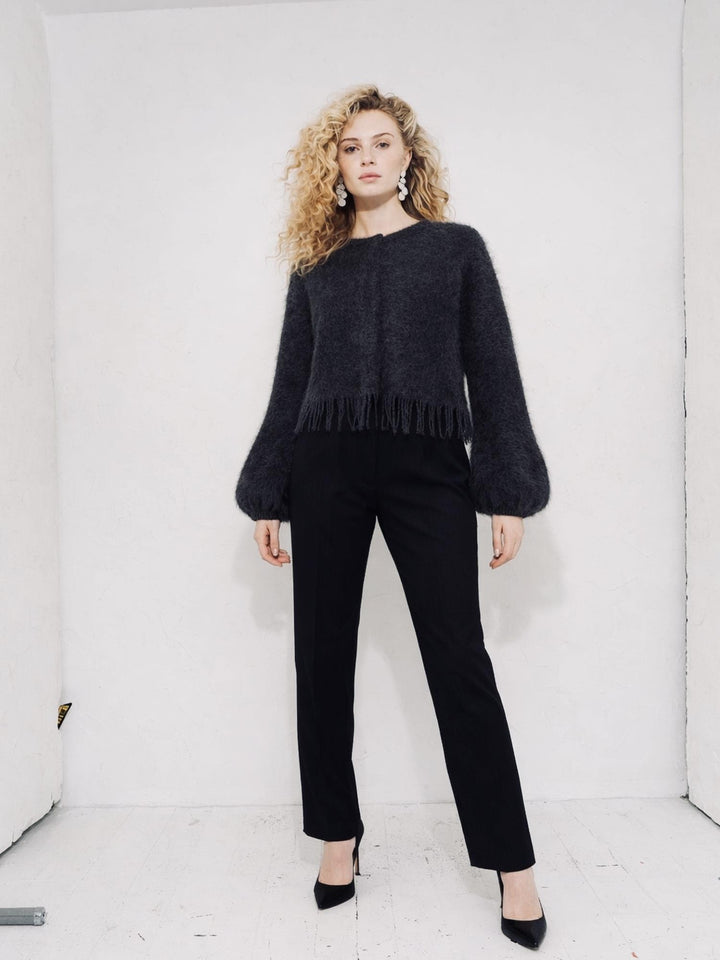 Ella &amp; il svart cardigan - på modell forfra