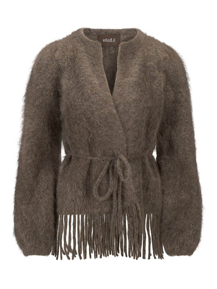 Brun chunky cardigan med frynser og beltebinding, frontsett på hvit bakgrunn