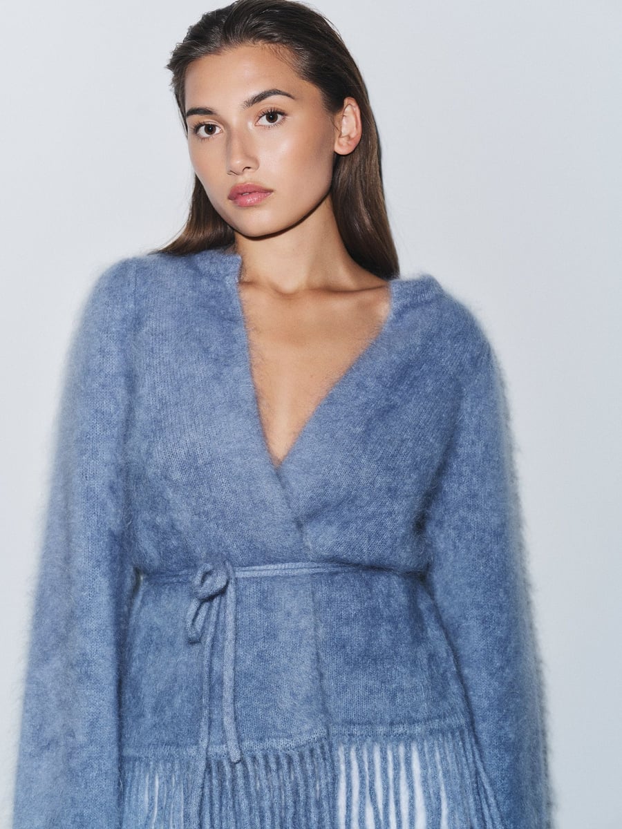 Ella & il denim blå cardigan - på modell forfra