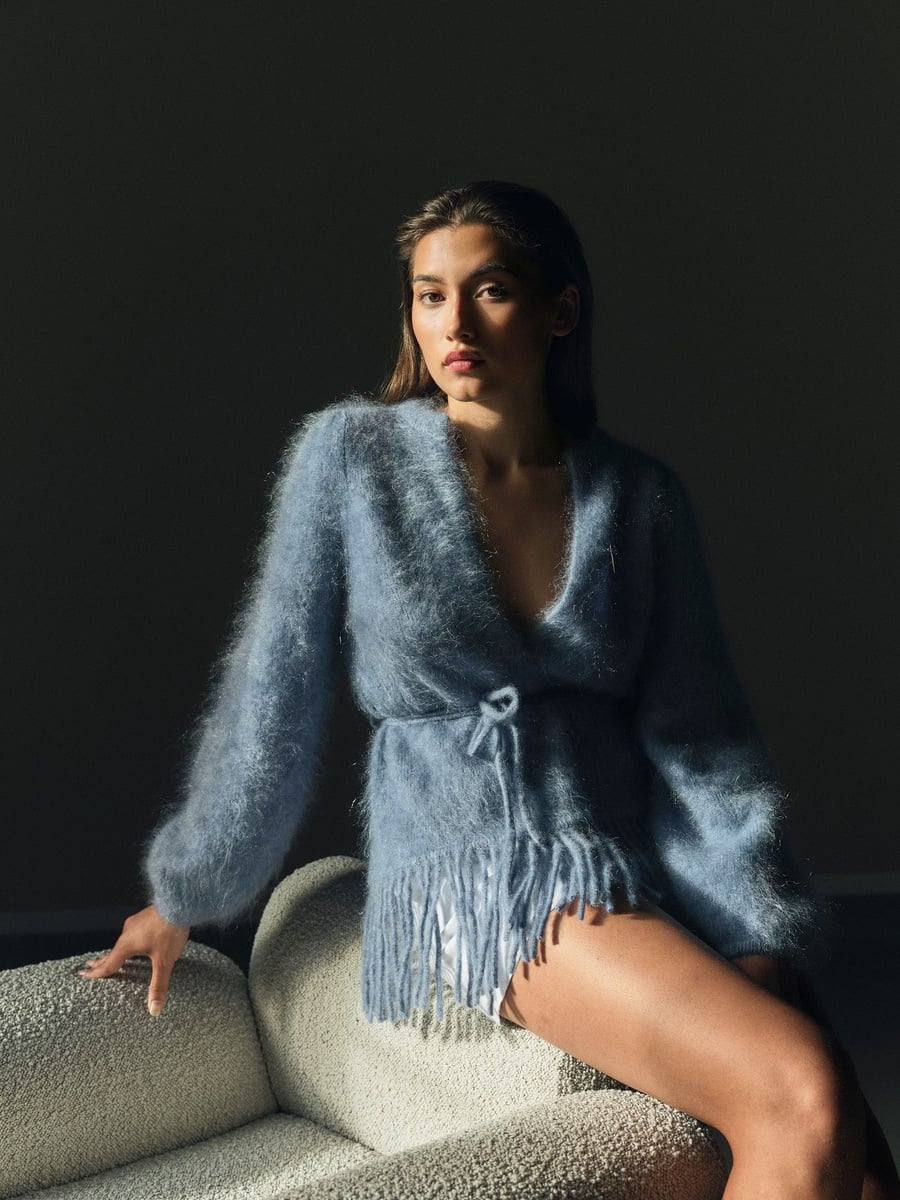 Ella &amp; il denim blå cardigan - på modell forfra