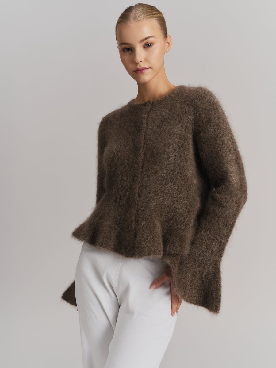 Brun chunky cardigan med bell-sleeves og skjult knappelukning, frontsett på modell med hvite bukser