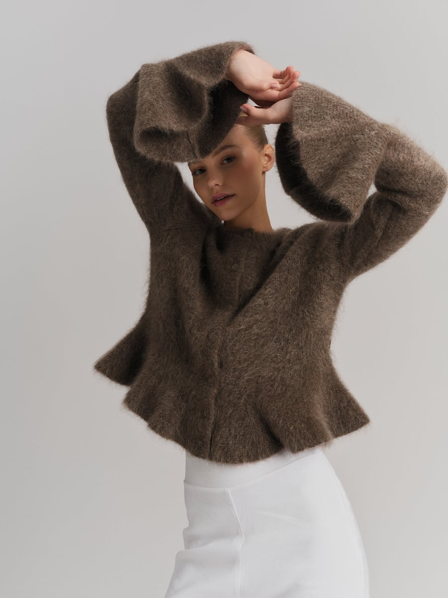 Brun cardigan med bell-sleeves og ribbet kant, frontsett på modell med hvite bukser