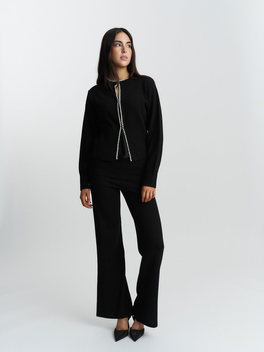 Ella &amp; il svart cardigan - på modell forfra