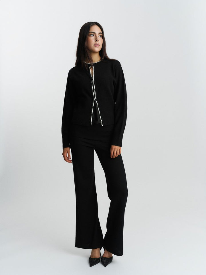 Ella &amp; il svart cardigan - på modell forfra