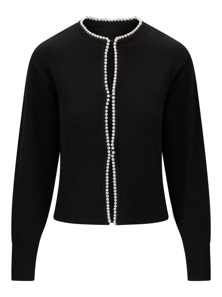 Ella &amp; il svart cardigan - forfra på modell med perledetaljer langs glidelås og rundt halsen