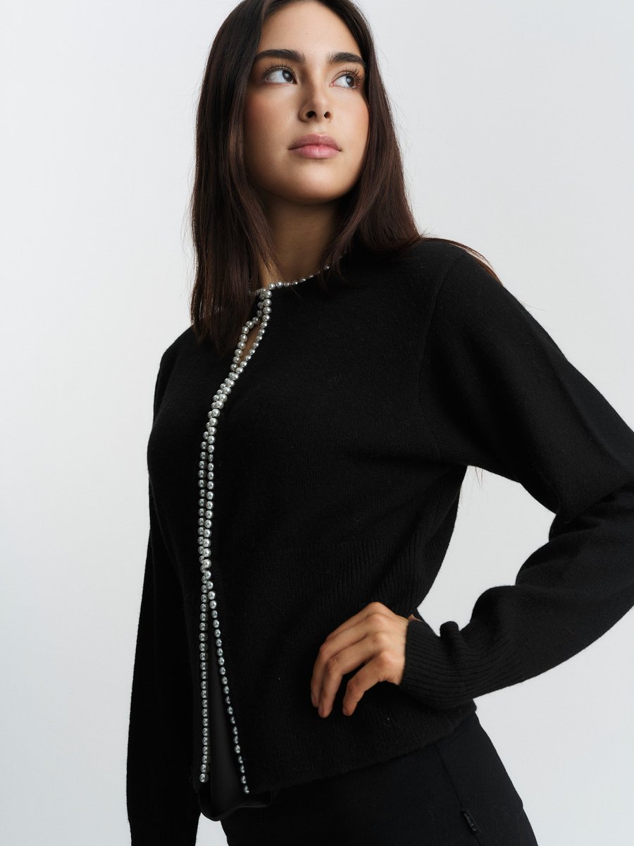 Ella &amp; il svart cardigan - på modell forfra