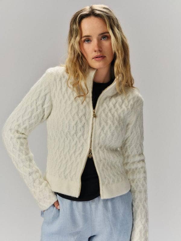 Ella & il hvit cardigan - på modell 1