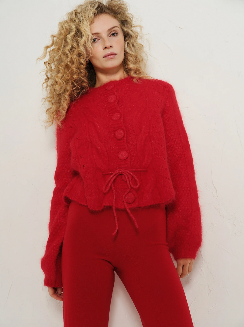 Ella & il knallrød cardigan - på modell forfra
