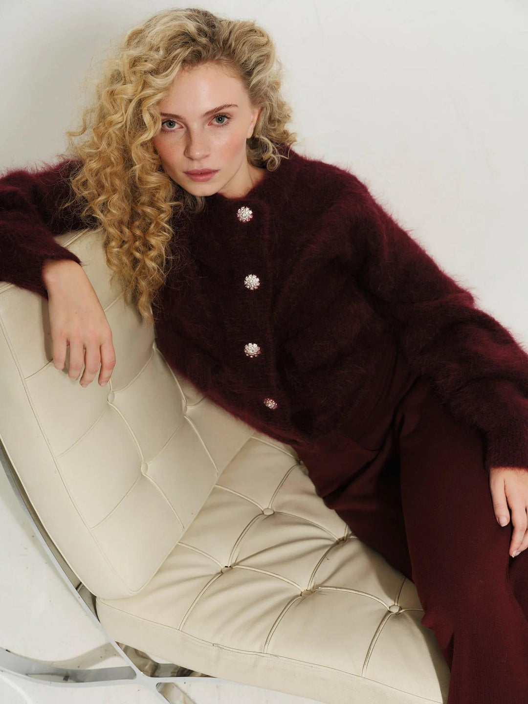 Ella & il oxblood cardigan - på modell forfra