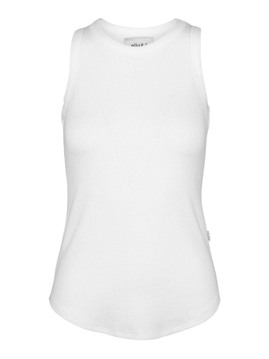 Hvit ribbet singlet med rund hals og brede skulderstropper, frontsett på hvit bakgrunn