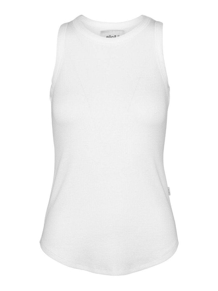 Hvit ribbet singlet med rund hals og brede skulderstropper, frontsett på hvit bakgrunn