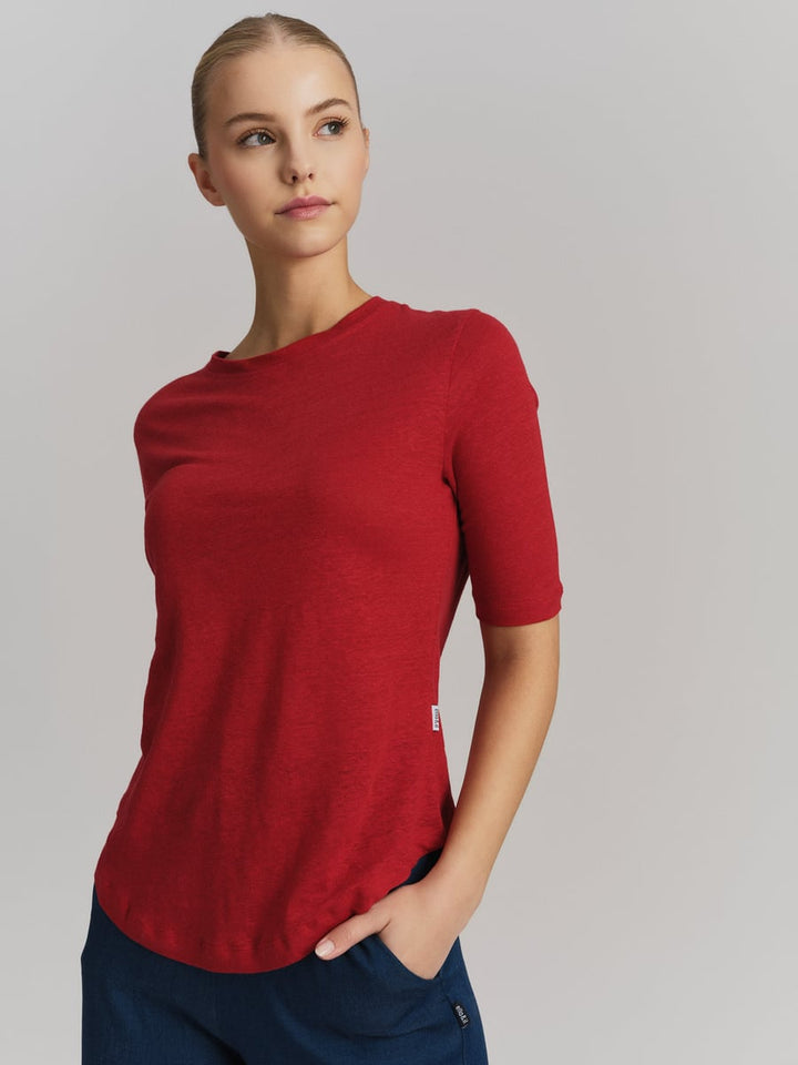 Rød linbluse med korte ermer og rund hals, frontsett på modell i studio