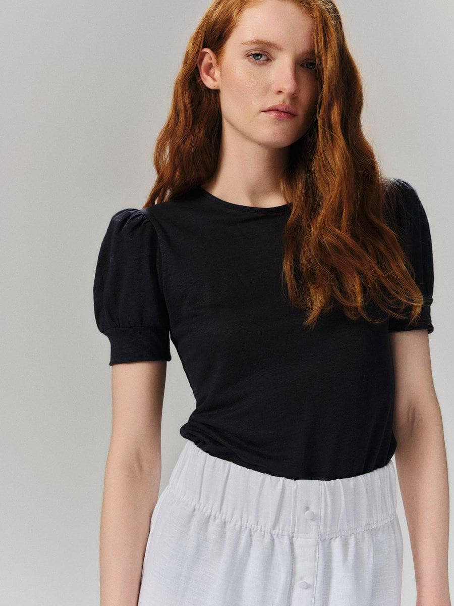 Ella &amp; il svart overdel t-shirt - på modell forfra