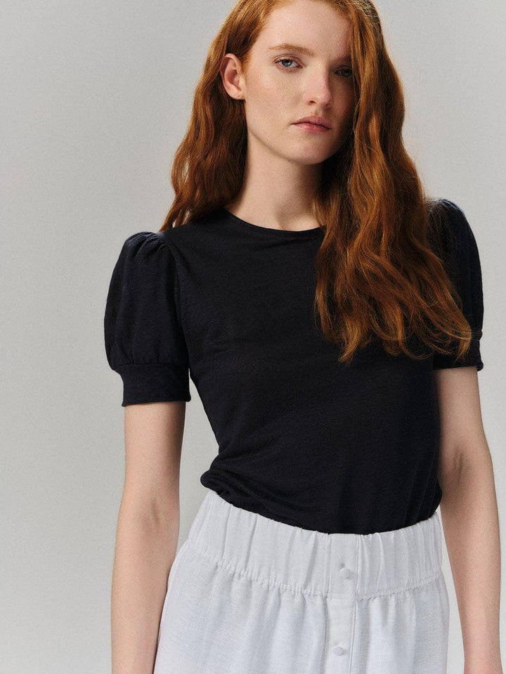 Ella &amp; il svart overdel t-shirt - på modell forfra