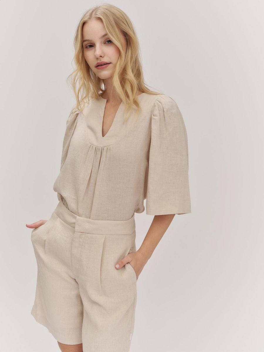 Ella & il beige shorts - på modell 2