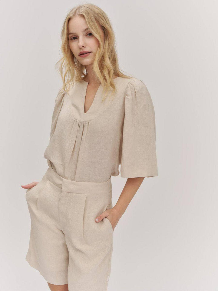 Ella &amp; il beige shorts - på modell 2